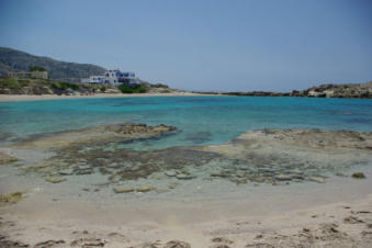 Een van de vele mooie baaien van Lefkos op Karpathos Griekenland