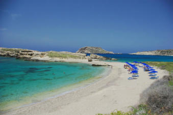 Een van de vele mooie baaien van Lefkos op Karpathos Griekenland