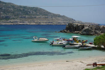 Het kleine haventje met de visrestaurants van Lefkos op Karpathos