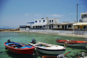 Het kleine haventje met de visrestaurants van Lefkos op Karpathos