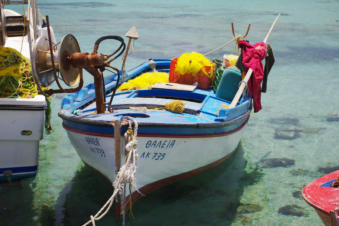 Bootje in de kleine haven van Lefkos op Karpathos in het noorden