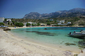 De baai met het kleine haventje met de visrestaurants van Lefkos op Karpathos