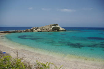 Een van de vele mooie baaien van Lefkos op Karpathos Griekenland