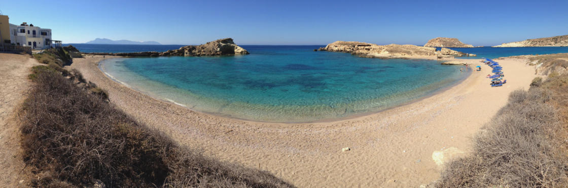 Een van de baaien van Lefkos op Karpathos Griekenland