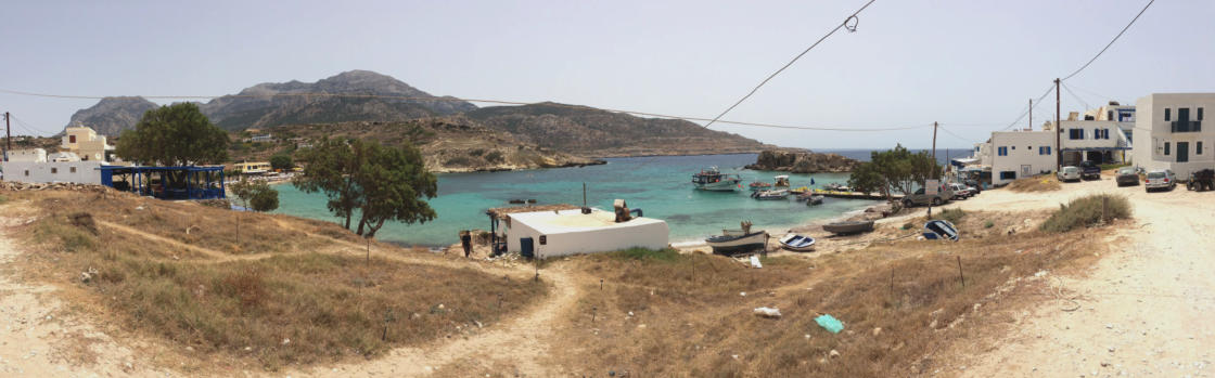 De kleine ondiepe baai met het haventje van Lefkos op Karpathos