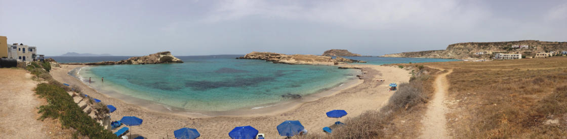 De rustige baai achter de visrestautrants van Lefkos op Karpathos