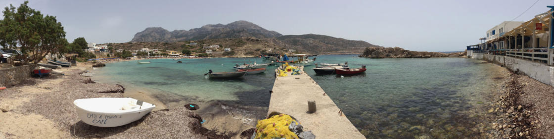 De kleine havenpier voor de vissersbootjes van Lefkos