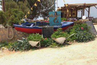 Boot op het droge bij Taverne in Lefkos op Karpathos