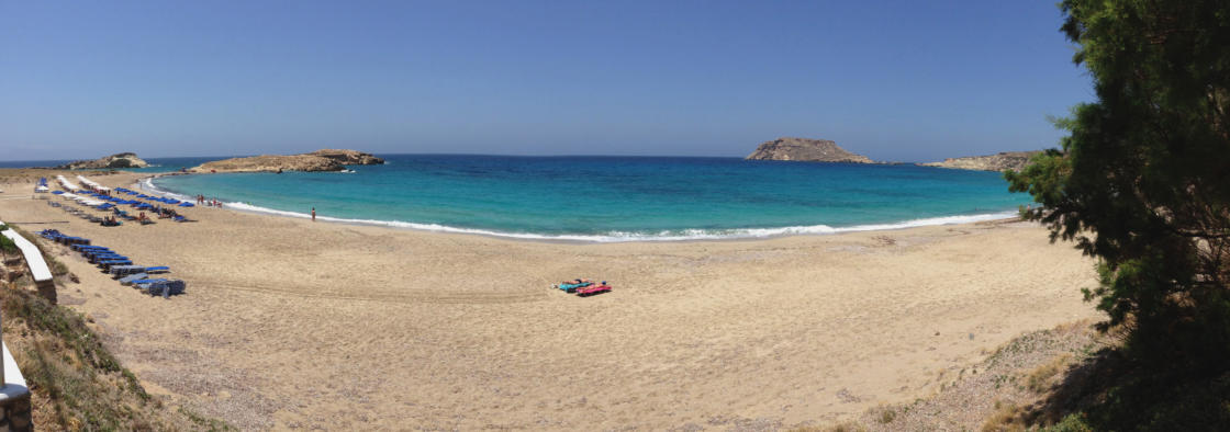 Serene rust op het grote strand van Lefkos op Karpathos