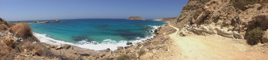 De kustweg gaat hier over in een zandpad achter Lefkos op Karpathos