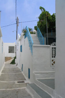 De smalle straatjes van Mesochori op Karpathos