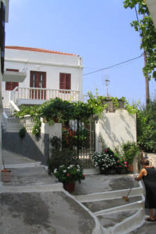 De smalle straatjes van Mesochori op Karpathos