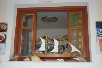 Modelboot voor open raam in Diafani
