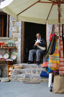 Eigenaar van souvenirwinkel in Olympos maakt altijd muziek