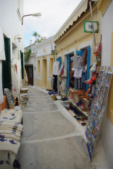 winkelstraatje met souvenirs in Olympos