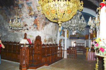 Kroonluchters in de kerk van Olympos