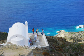 Witte kapel aan de rand van de zee in Olympos