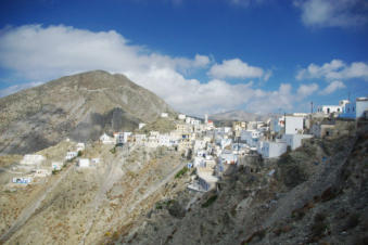 In de verte de witte huisjes met daarboven de blauwe lucht van Olympos