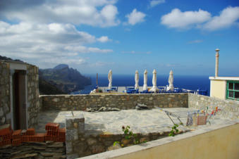 Terras met zeezicht taverne in Olympos