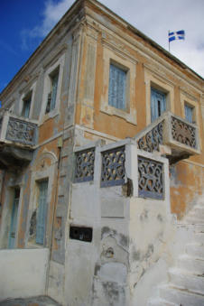 Oude gevels van huizen in Olympos
