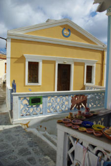 Geel geschilderd huis in Olympos