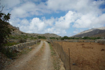 smalle toegangsweg naar Avlona