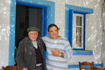 Oude man bij taverna in Avlona