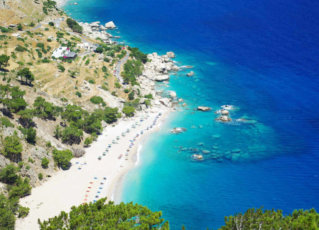 Fantastisch uitzicht op Apella Beach Karpathos vanaf de kustweg