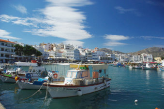 Vele kleine vissersbootjes in de haven van Pigadia Karpathos Griekenland