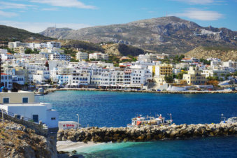 Zicht op Pigadia Karpathos Griekenland vanaf het kerkhof boven de haven