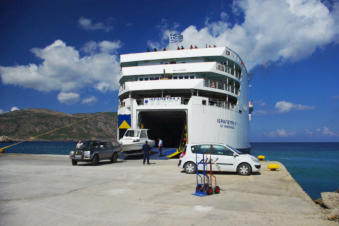 Geregeld komt de ferry aan in de haven van Karpathos-stad