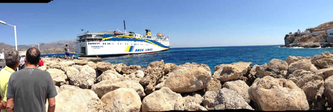 Aankomst van de ferry van Anek Lines op Karpathos