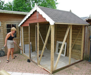 het tuinhuis heeft hier geen voorkant en zijkant meer, het begin.