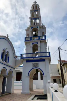 Taverne Panthenon ligt boven het supermarktje in Arkasa Karpathos Griekenland