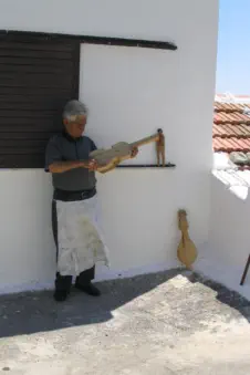 Deze man maakt met de hand nog een viool