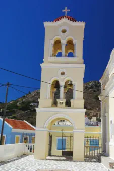 Kerktoren bij de kerk in Othos op Karpathos Griekenland
