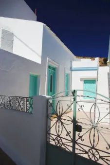 Smeedijzeren poort bij deze woning