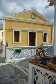 Geel geschilderd huis in Olympos