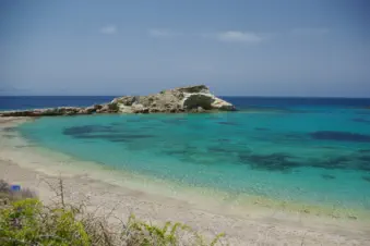 Een van de vele mooie baaien van Lefkos op Karpathos Griekenland